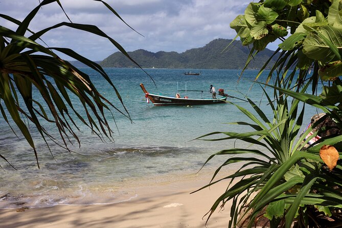 Bon Island Tour by longtail boat with Lunch - A picnic lunch served on the beach