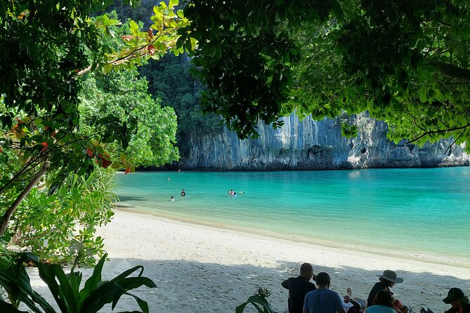 - Comfortable boat for cruising in Phang Nga Bay - The "Must-Do"! - Koh Hong: the quiet centerpiece