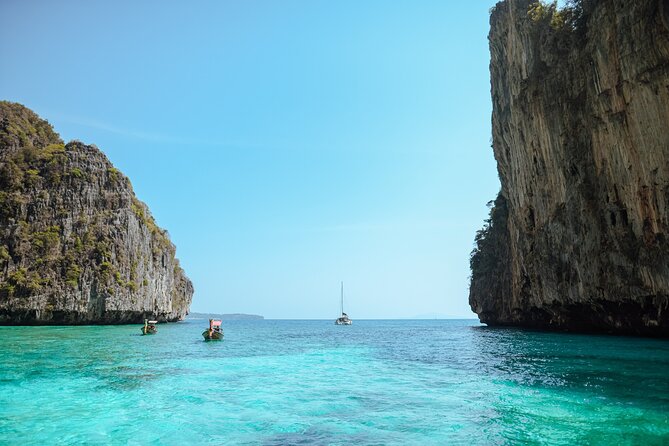 Full Day- Phi Phi Island & Maya Bay Snorkeling in Phuket & Lunch - The crew and the feel of the day