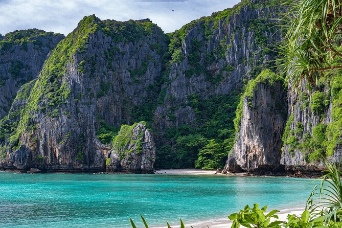 Hype Yacht : VIP Tour Phi Phi Island & Maya Bay from Phuket - What the crew and boat add to the price