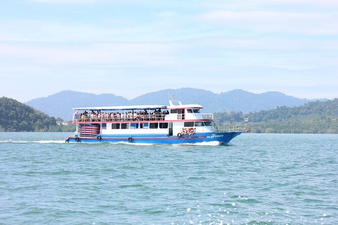 James Bond Island Big Boat Tour from Phuket - Thai lunch with a view of Hong Island