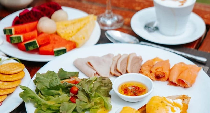 Phuket: Coral and racha Islands Snorkeling Trip with Lunch - Thai lunch with a view