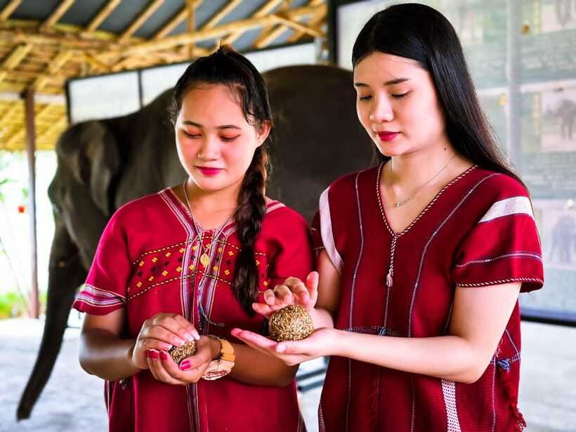 Phuket : Experience feeding and bathing elephants 1.5 Hrs. - Guides make a major difference