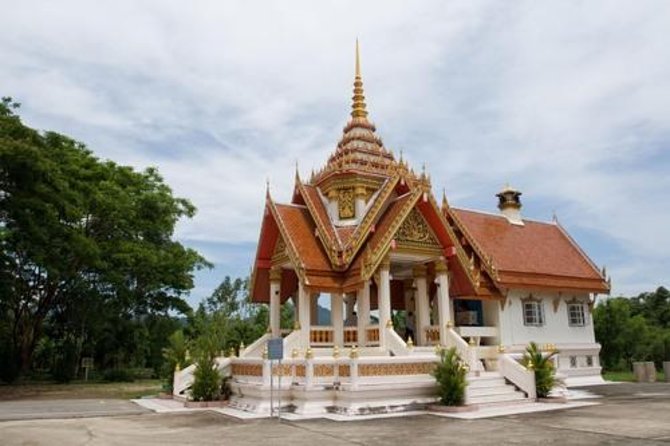 Phuket Giant Water Lilies & Temple Tour - Private & All-Inclusive - A strange and photogenic stop at Ma Doo Bua