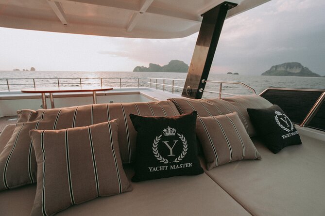 Phuket : James Bond Island and Phang Nga Bay by Premium Yacht - Hong Island and the narrow route into the lagoon