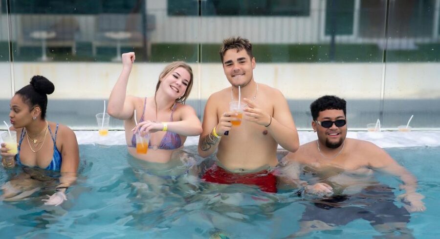 Sailaway Pool Party Phuket - The three-hour open bar and what it means for value